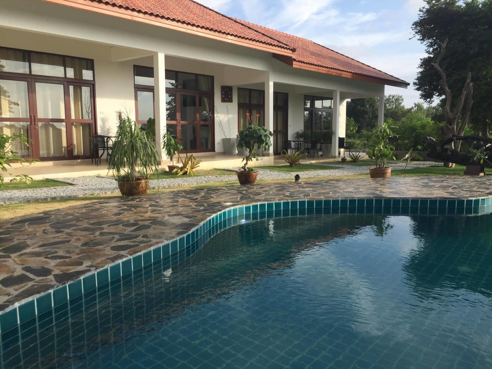 Hotel Tree Roots Retreat à Rayong Extérieur photo